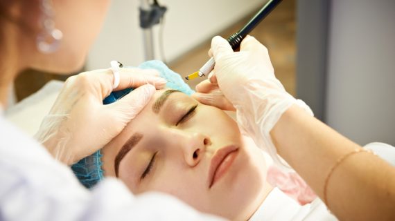 Eyebrow Tinting untuk Percantik Alis, Kenali Plus Minusnya