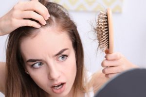 Tips Mengatasi Rambut Rontok Agar Lebih Kuat