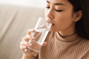 Manfaat Minum Air Putih Hangat untuk Perawatan Wajah Anda