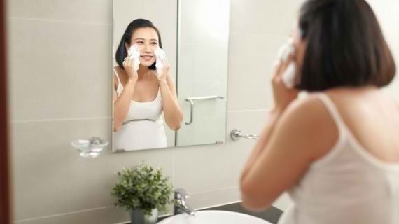5 Cara Merawat Wajah Saat Hamil yang Harus Dilakukan
