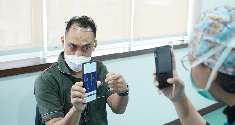 Caesar Gunawan di Klinik Farmanina