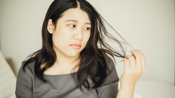 Wajib Tahu! Kebiasaan Yang Bisa Membuat Rambut Tipis