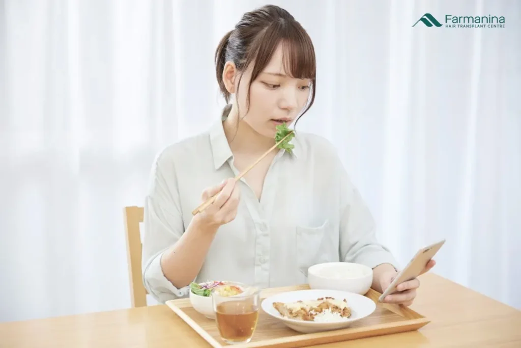 Wanita sedang makan salad