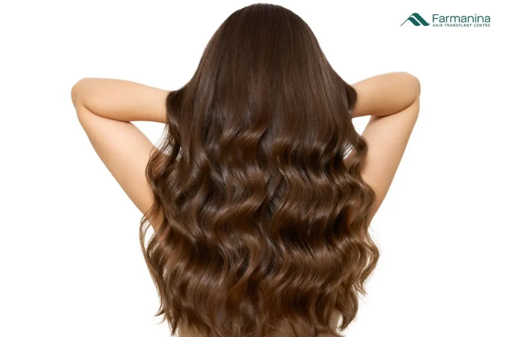 Wanita dengan rambut tebal berkilau