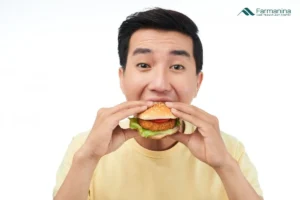 Pria memakan burger