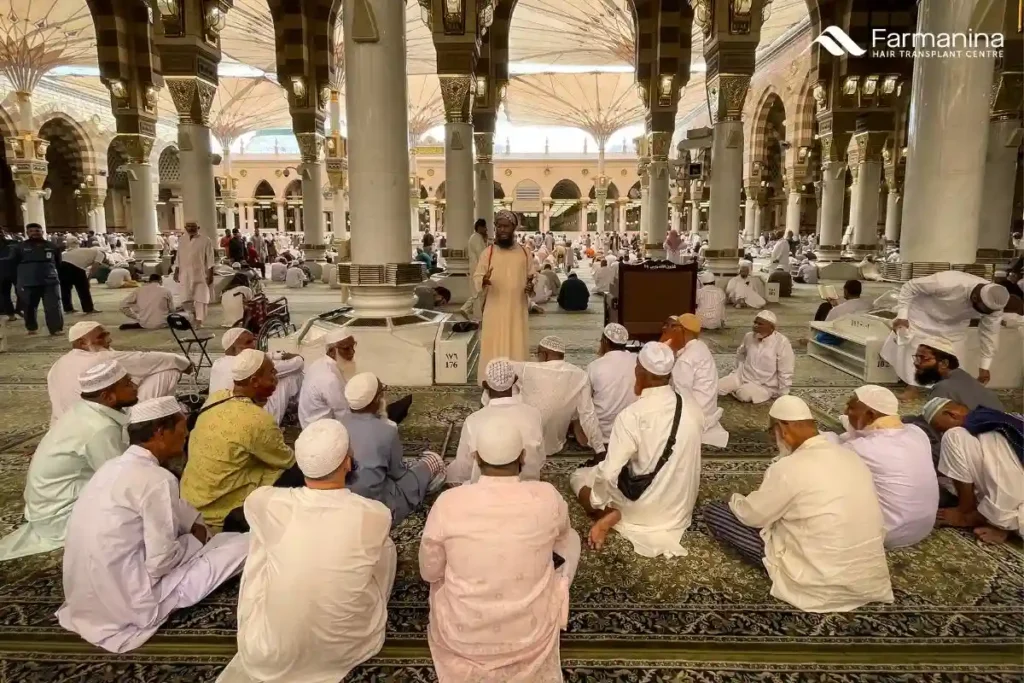 Pria duduk di dalam masjid