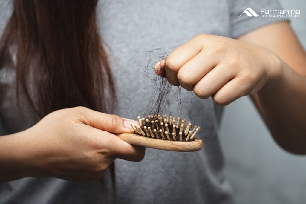 Rambut rontok di sisir